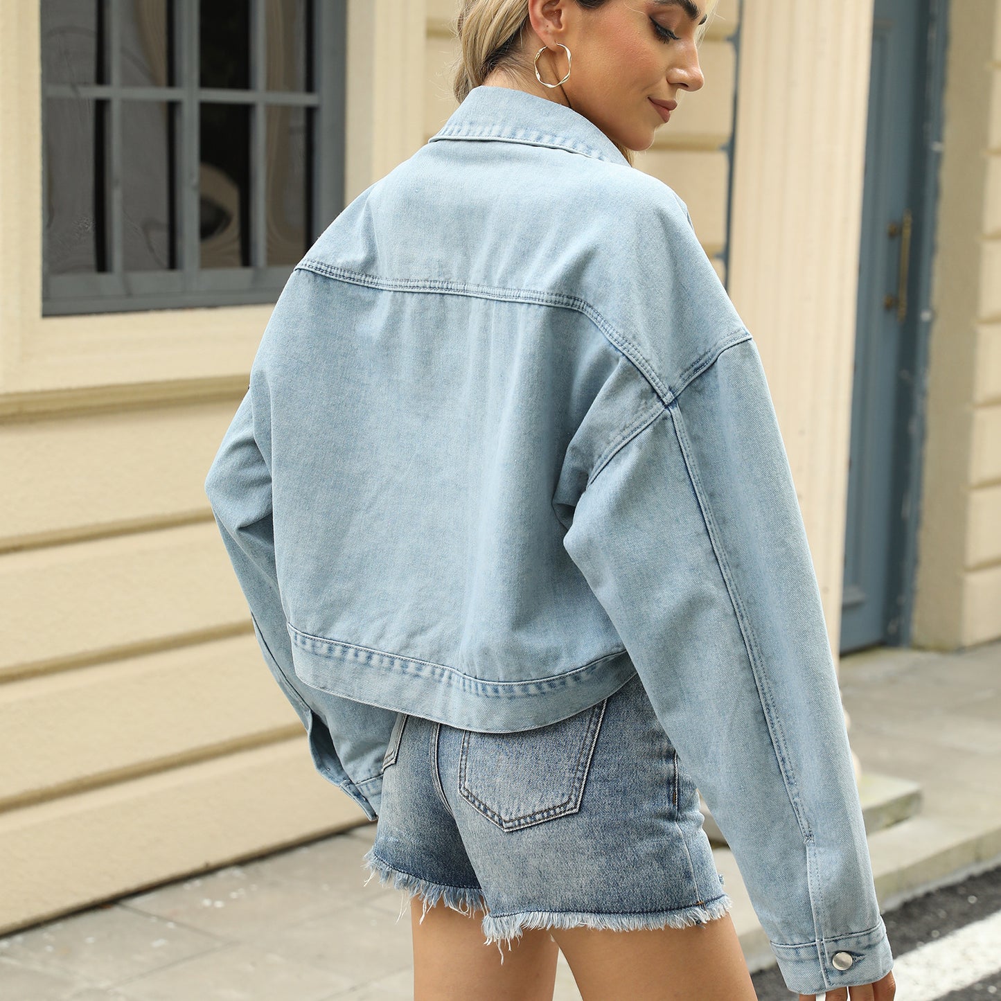 Veste courte en jean à rivets